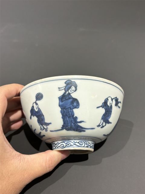 古玩陶瓷仕女嬰戲紋青花碗真品鑒賞圖