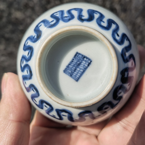 古玩陶瓷日本明治青花人物紋茶碗真品鑒賞圖