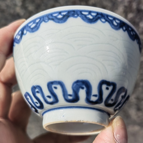 古玩陶瓷日本明治青花人物紋茶碗真品鑒賞圖