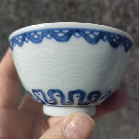 古玩陶瓷日本明治青花人物紋茶碗真品鑒賞圖