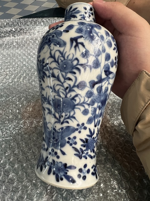 古玩陶瓷青花花蝶紋雞腿瓶真品鑒賞圖