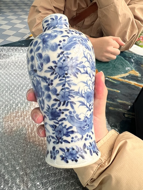 古玩陶瓷青花花蝶紋雞腿瓶真品鑒賞圖