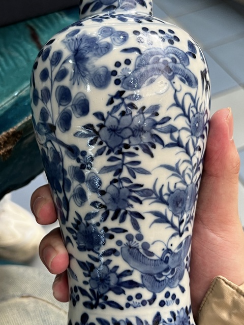 古玩陶瓷青花花蝶紋雞腿瓶真品鑒賞圖