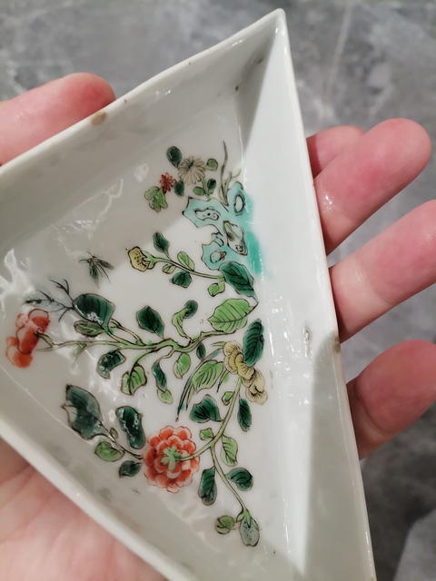 古玩陶瓷五彩洞石花卉紋攢盤真品鑒賞圖