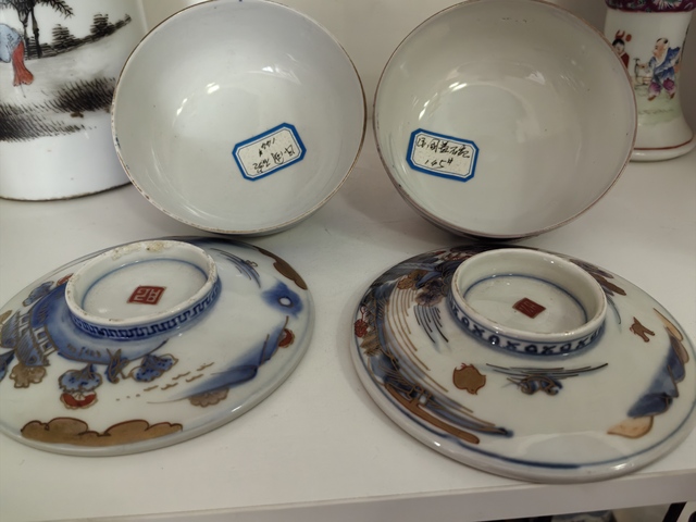 古玩陶瓷日本明治青花礬紅山水人物蓋碗真品鑒賞圖