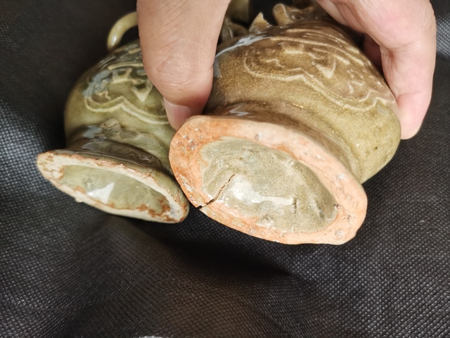古玩陶瓷龍泉青瓷福壽紋雙耳銜環瓶真品鑒賞圖