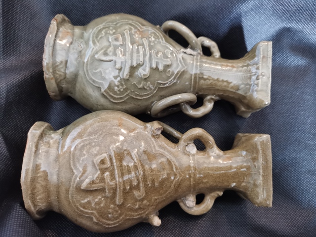 古玩陶瓷龍泉青瓷福壽紋雙耳銜環瓶真品鑒賞圖