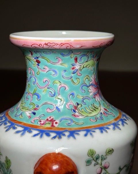古玩陶瓷粉彩花鳥紋獅耳盤口瓶真品鑒賞圖