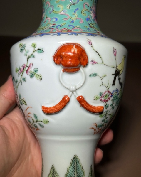 古玩陶瓷粉彩花鳥紋獅耳盤口瓶真品鑒賞圖