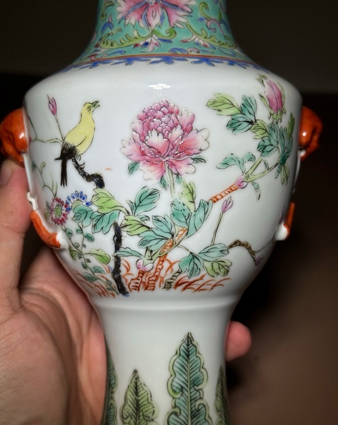 古玩陶瓷粉彩花鳥紋獅耳盤口瓶真品鑒賞圖