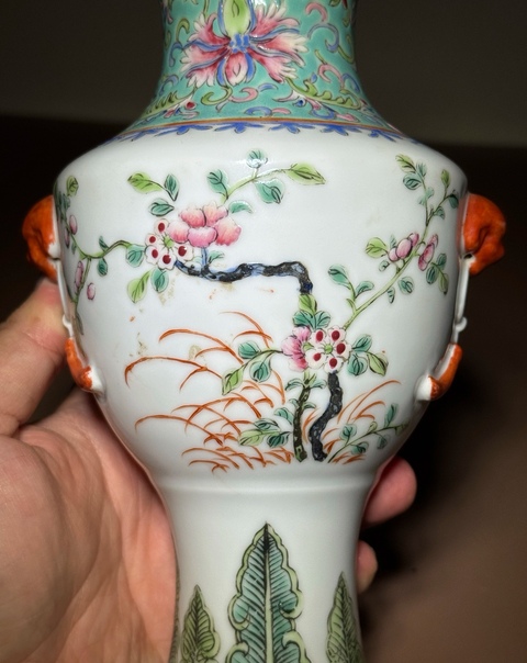古玩陶瓷粉彩花鳥紋獅耳盤口瓶真品鑒賞圖