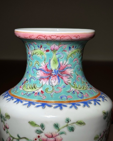 古玩陶瓷粉彩花鳥紋獅耳盤口瓶真品鑒賞圖