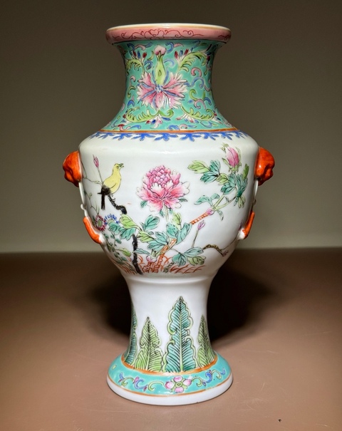 古玩陶瓷粉彩花鳥紋獅耳盤口瓶真品鑒賞圖