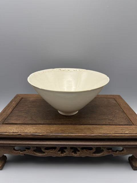 古玩陶瓷定窯荷花碗真品鑒賞圖