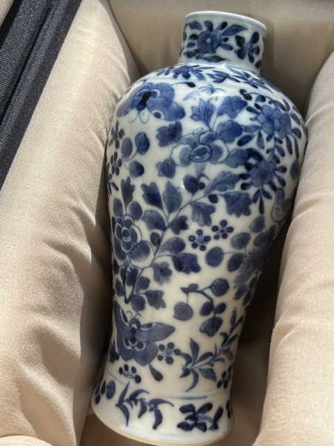 古玩陶瓷花鳥蝶紋青花雞腿瓶真品鑒賞圖