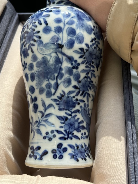 古玩陶瓷花鳥蝶紋青花雞腿瓶真品鑒賞圖