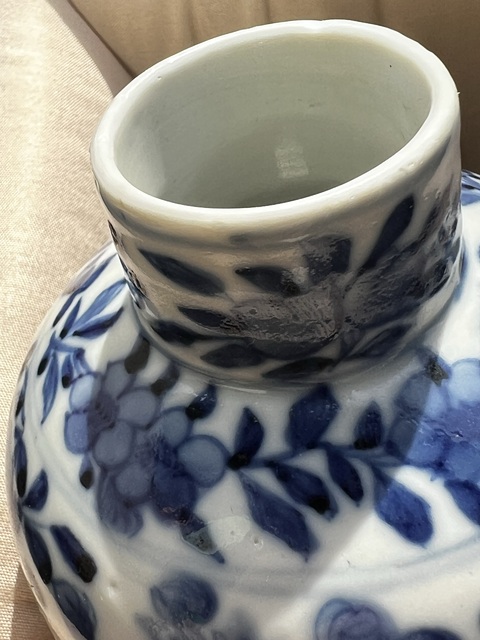 古玩陶瓷花鳥蝶紋青花雞腿瓶真品鑒賞圖