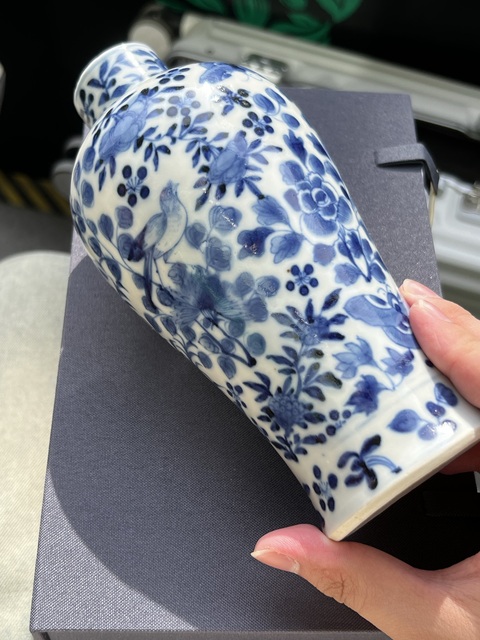 古玩陶瓷花鳥蝶紋青花雞腿瓶真品鑒賞圖