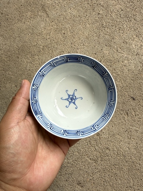 古玩陶瓷花卉紋青花碗真品鑒賞圖
