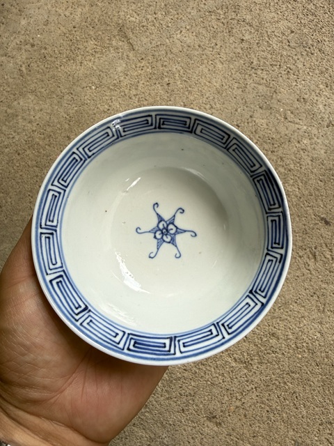 古玩陶瓷花卉紋青花碗真品鑒賞圖