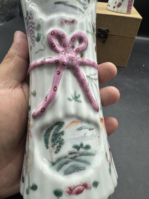 古玩陶瓷民國山水紋粉彩壁瓶真品鑒賞圖