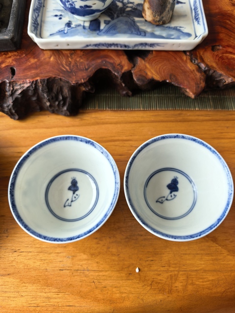 古玩陶瓷花卉紋青花杯盤真品鑒賞圖