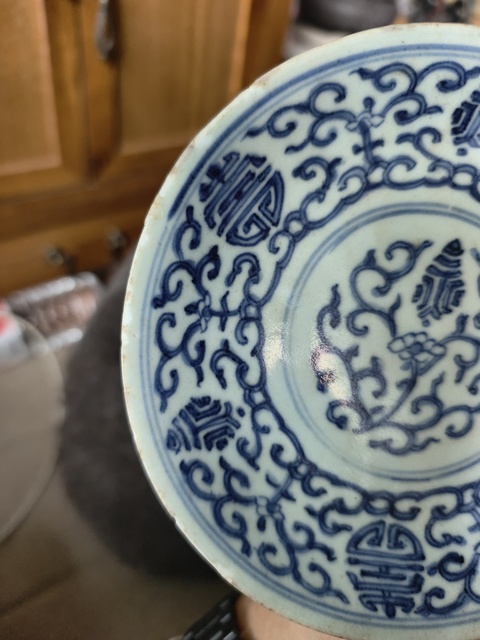 古玩陶瓷花間壽字紋青花盤真品鑒賞圖