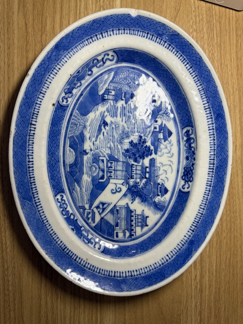 古玩陶瓷清代中期青花山水盤真品鑒賞圖