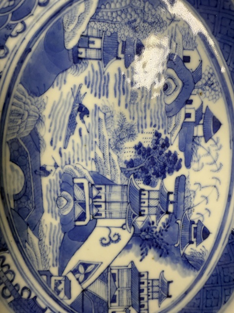 古玩陶瓷清代中期青花山水盤真品鑒賞圖