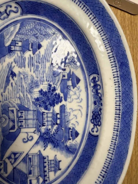 古玩陶瓷清代中期青花山水盤真品鑒賞圖