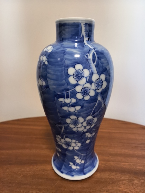 古玩陶瓷青花留白冰梅紋雞腿瓶真品鑒賞圖