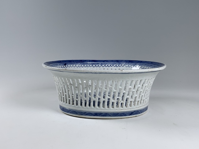 古玩陶瓷清中期·青花山水亭臺樓閣紋鏤空果盤真品鑒賞圖