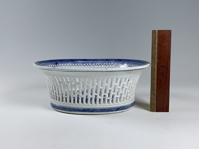 古玩陶瓷清中期·青花山水亭臺樓閣紋鏤空果盤真品鑒賞圖