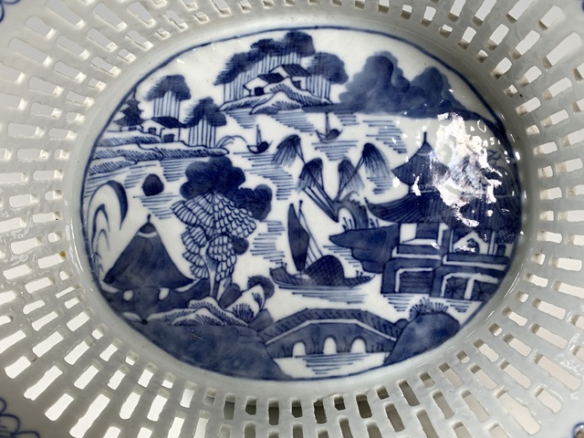 古玩陶瓷清中期·青花山水亭臺樓閣紋鏤空果盤真品鑒賞圖