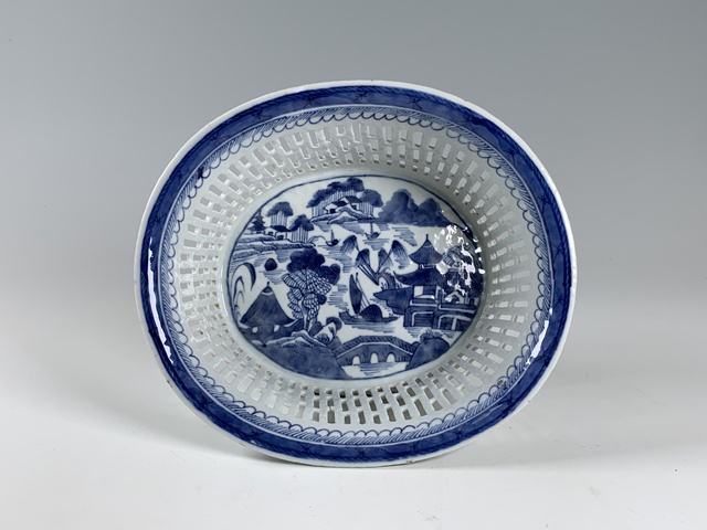 古玩陶瓷清中期·青花山水亭臺樓閣紋鏤空果盤真品鑒賞圖