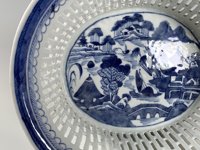 古玩陶瓷清中期·青花山水亭臺樓閣紋鏤空果盤真品鑒賞圖