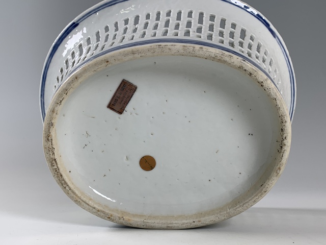 古玩陶瓷清中期·青花山水亭臺樓閣紋鏤空果盤真品鑒賞圖