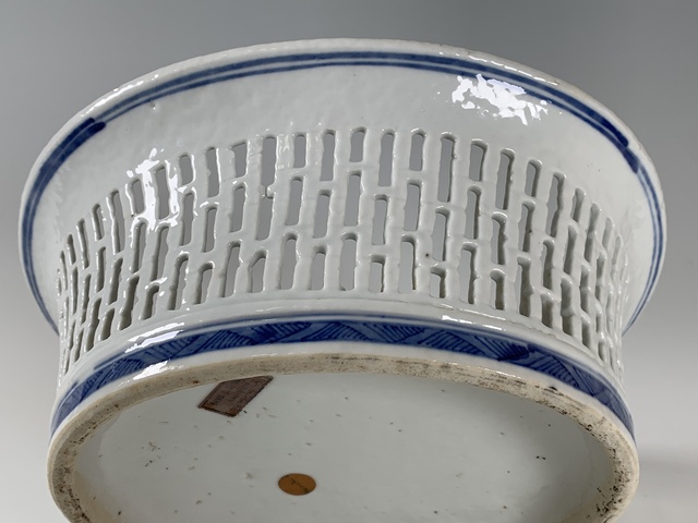 古玩陶瓷清中期·青花山水亭臺樓閣紋鏤空果盤真品鑒賞圖