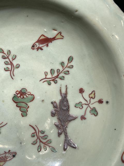 古玩陶瓷魚藻紋五彩盤真品鑒賞圖