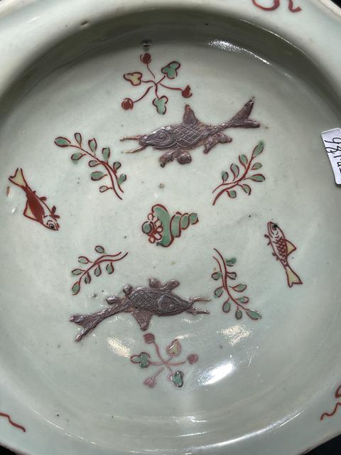 古玩陶瓷魚藻紋五彩盤真品鑒賞圖