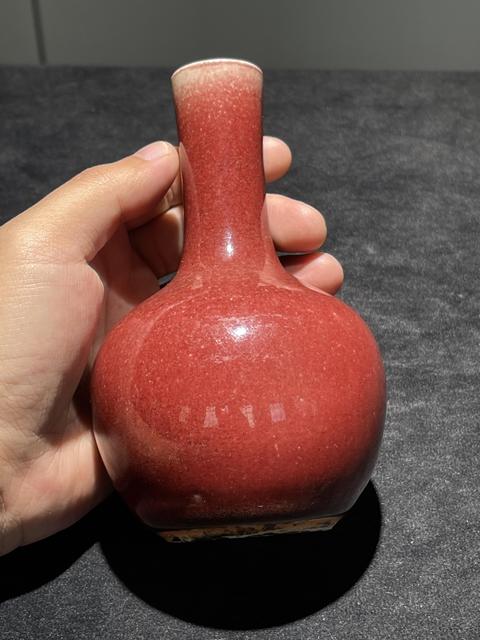 古玩陶瓷紅釉天球瓶真品鑒賞圖
