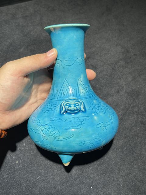 古玩陶瓷孔雀藍釉三足雙鋪首長頸瓶真品鑒賞圖
