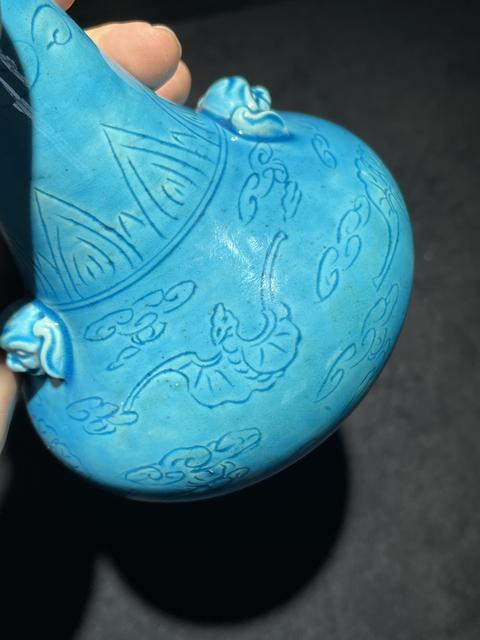 古玩陶瓷孔雀藍釉三足雙鋪首長頸瓶真品鑒賞圖