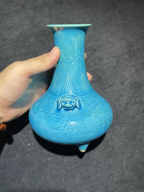 古玩陶瓷孔雀藍釉三足雙鋪首長頸瓶真品鑒賞圖