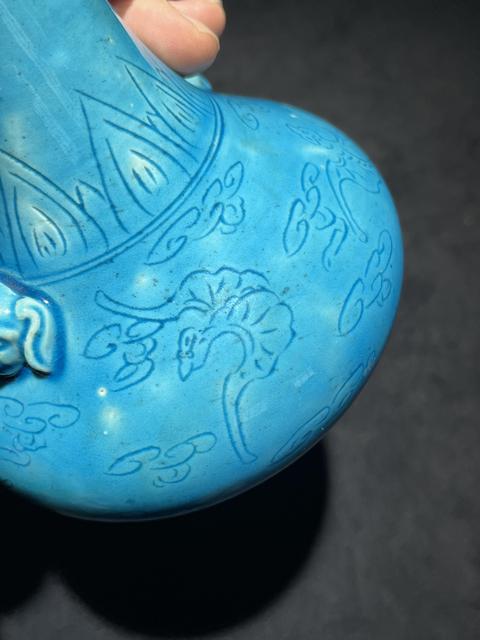 古玩陶瓷孔雀藍釉三足雙鋪首長頸瓶真品鑒賞圖