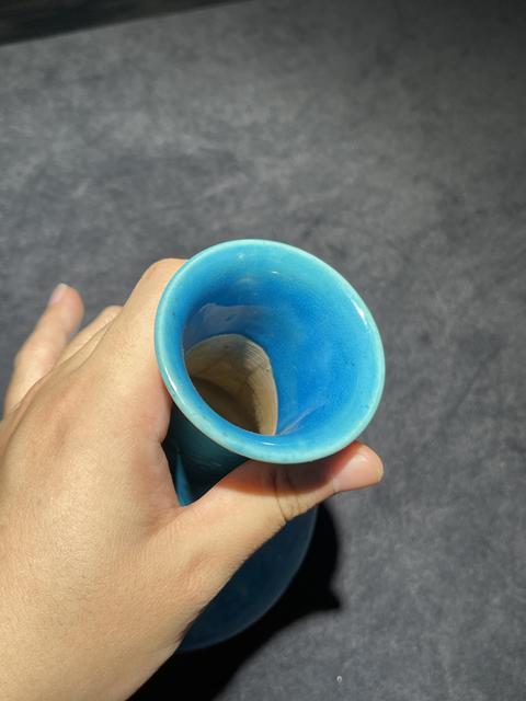古玩陶瓷孔雀藍釉三足雙鋪首長頸瓶真品鑒賞圖