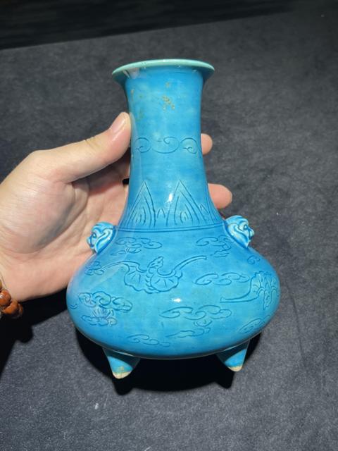 古玩陶瓷孔雀藍釉三足雙鋪首長頸瓶真品鑒賞圖