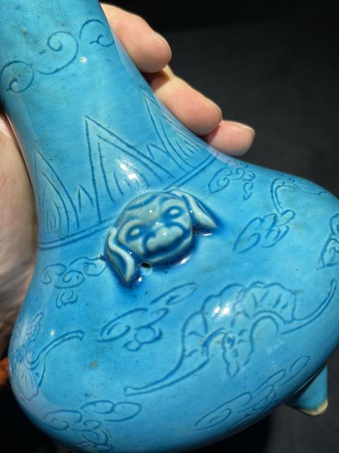 古玩陶瓷孔雀藍釉三足雙鋪首長頸瓶真品鑒賞圖