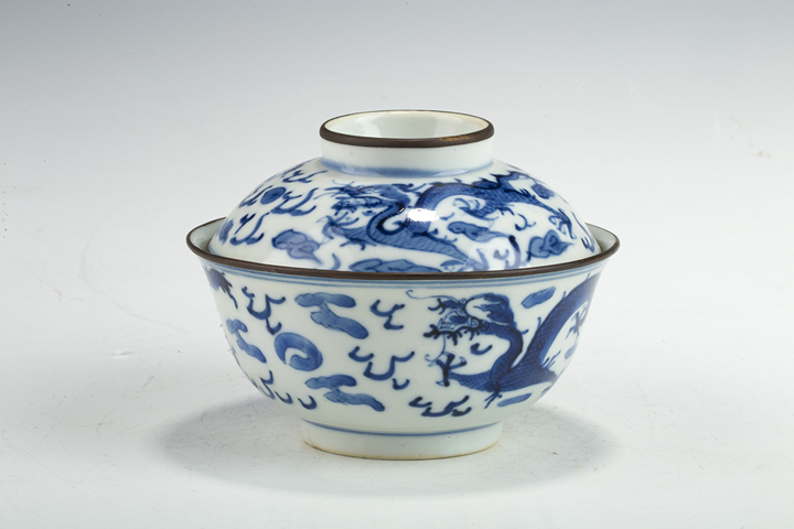 古玩陶瓷清晚·青花趕珠龍紋蓋碗真品鑒賞圖