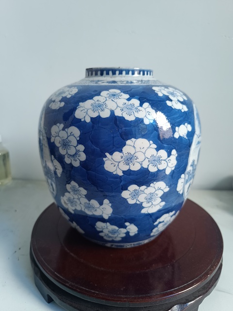 古玩陶瓷青花留白冰梅紋開光山水紋青花罐真品鑒賞圖